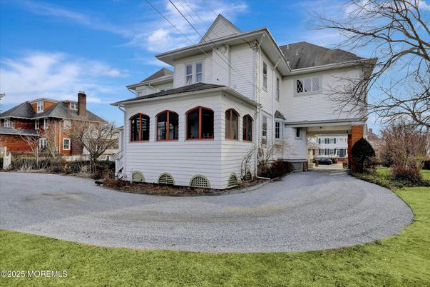 Attached, Exterior, Facade, Queen Anne Victorian