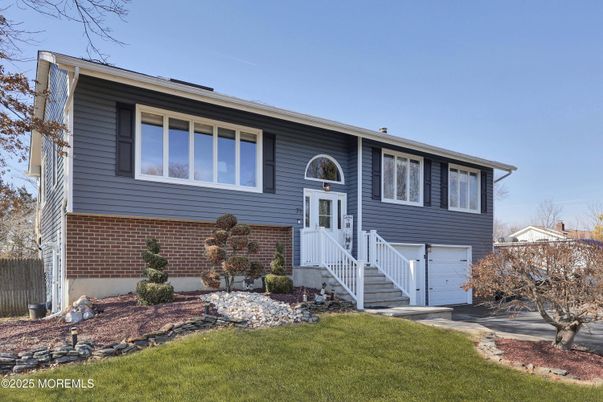 Attached, Exterior, Facade, Brick Facade, Raised Ranch