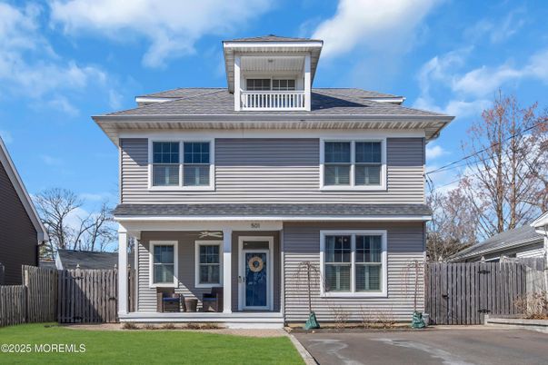 Exterior, Facade, American Foursquare