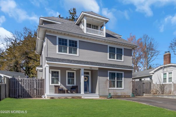 Exterior, Facade, American Foursquare