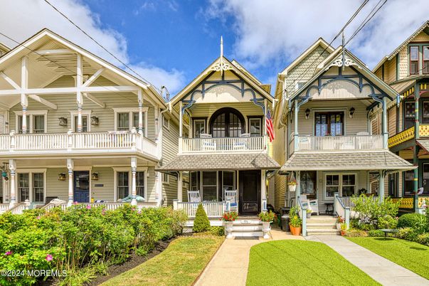 Exterior, Facade, Queen Anne Victorian