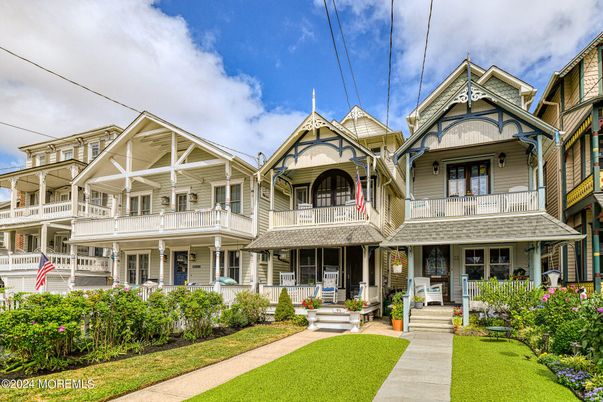 Exterior, Facade, Queen Anne Victorian