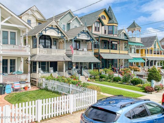 Exterior, Facade, Queen Anne Victorian