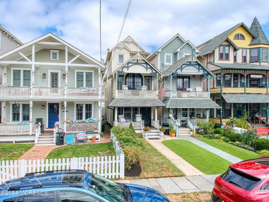 Exterior, Facade, Queen Anne Victorian