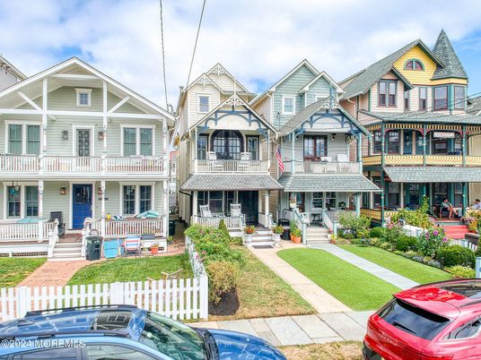 Exterior, Facade, Queen Anne Victorian