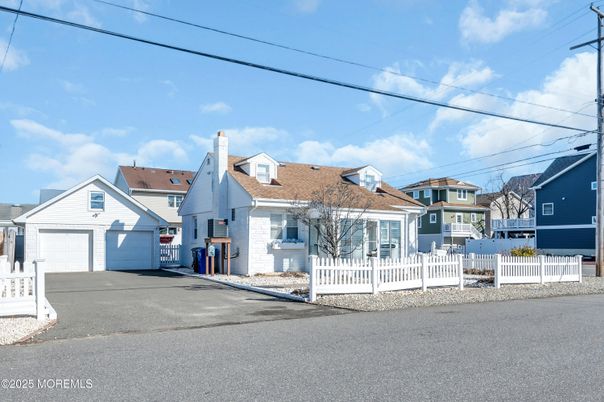 Attached, Exterior, Facade, Cape Cod
