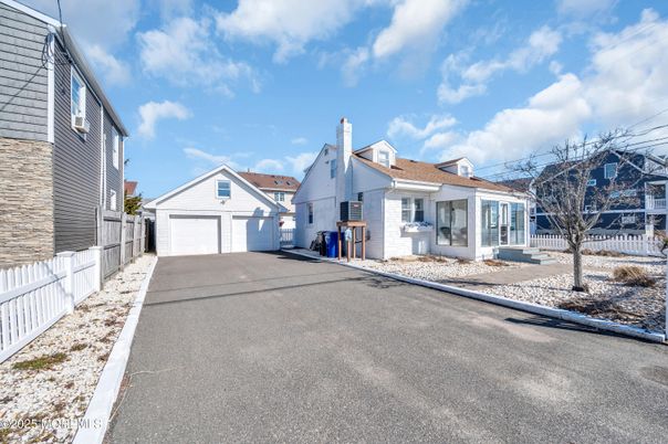 Detached Garage, Exterior
