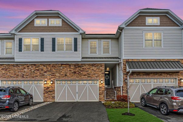 Attached, Exterior, Facade, American Craftsman