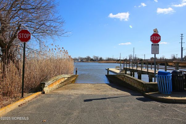 Exterior, Lake