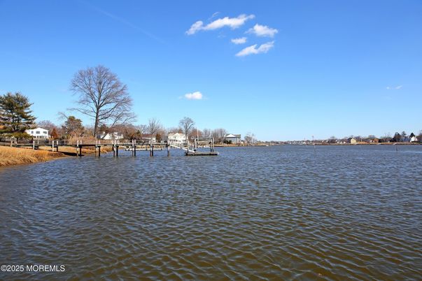 Exterior, Lake