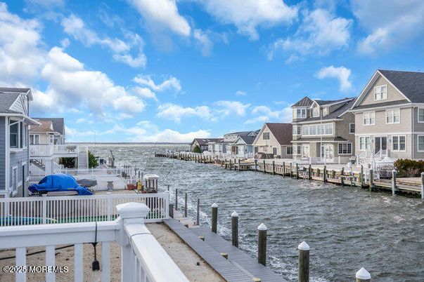 Exterior, Lake