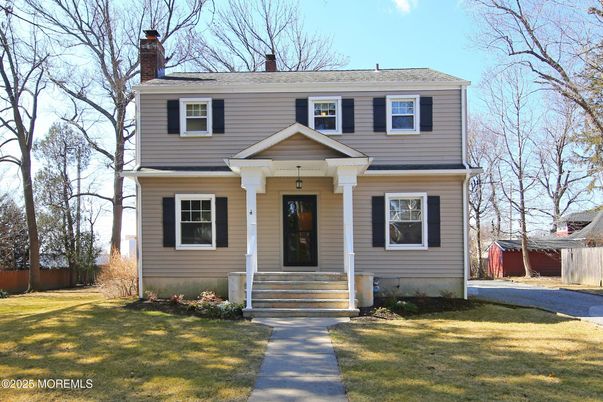 Exterior, Facade, Raised Ranch