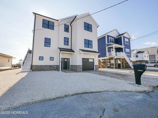 Attached, Exterior, Facade, Rowhouse