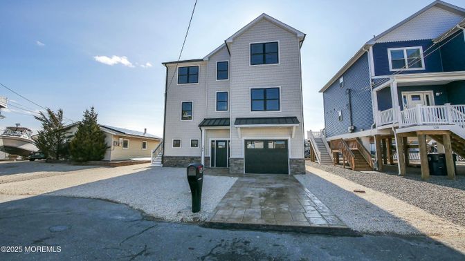 Attached, Exterior, Facade, Rowhouse