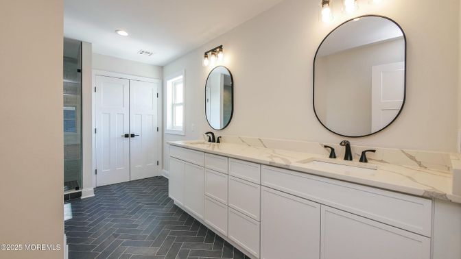 Bathroom, Dual Sink Vanities, Interior, Recessed Lighting