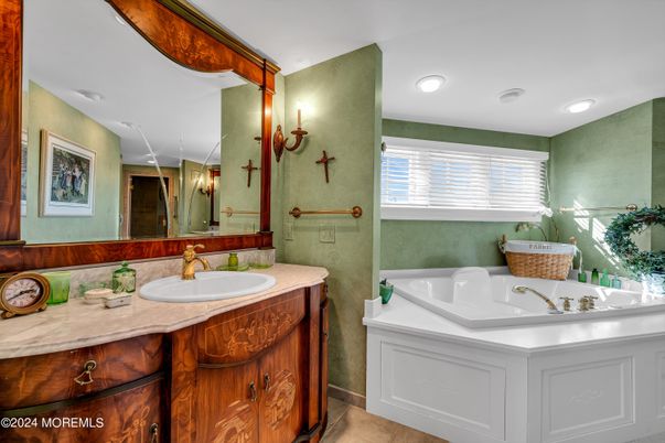 Bathroom, Dual Sink Vanities, Interior, Recessed Lighting
