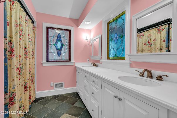 Bathroom, Dual Sink Vanities, Interior, Recessed Lighting