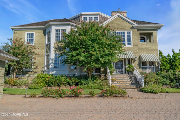 Exterior, Facade, Queen Anne Victorian