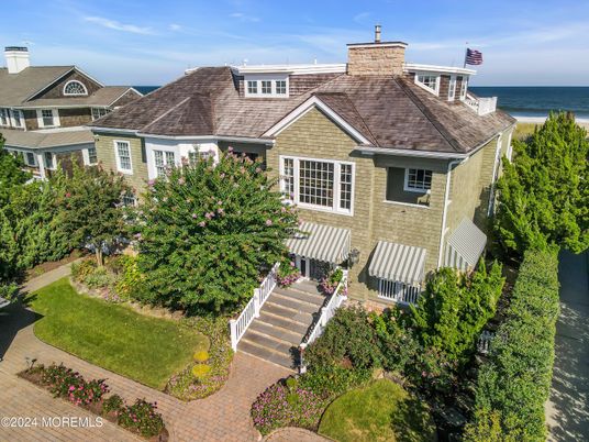 Exterior, Facade, Water, Queen Anne Victorian