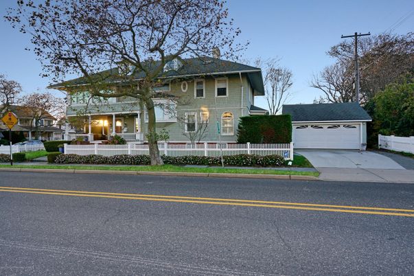 Attached, Exterior, Facade, Queen Anne Victorian