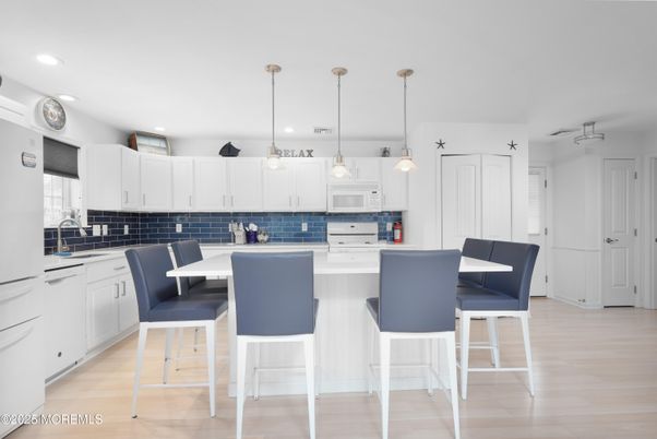 Dining room, Interior, Kitchen, Pendant Lights, Recessed Lighting, Wood Texture Flooring