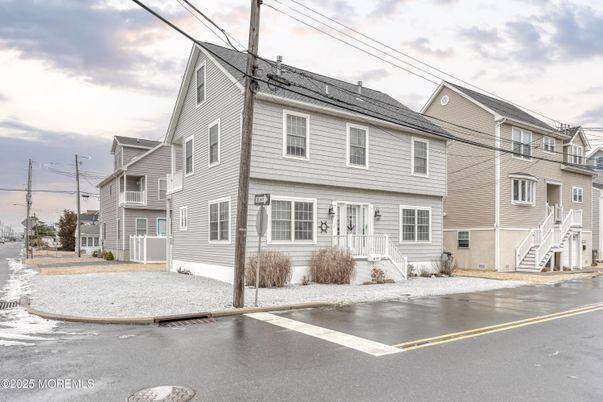 Exterior, Facade, Rowhouse