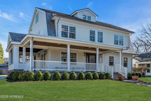 Exterior, Facade, American Foursquare