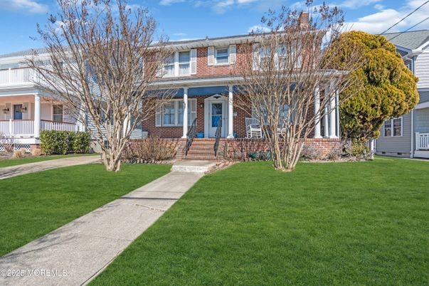 Exterior, Facade, Brick Facade, American Foursquare