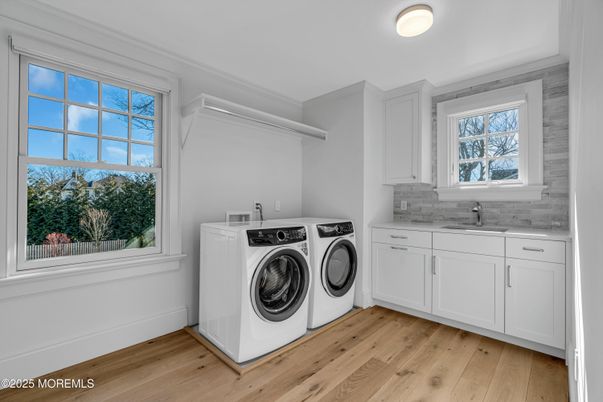 Interior, Washer, Wood Texture Flooring
