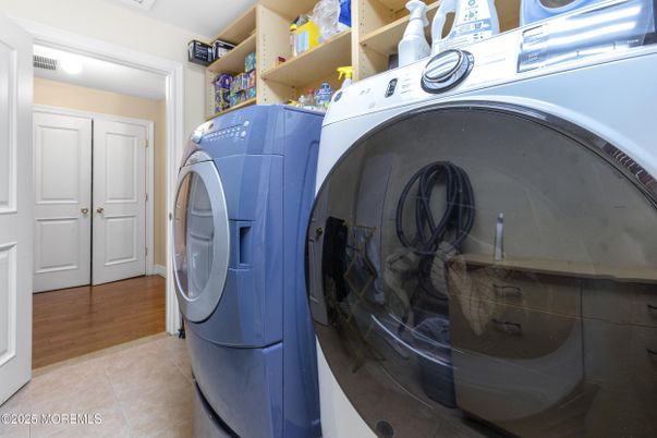 Interior, Washer, Wood Texture Flooring