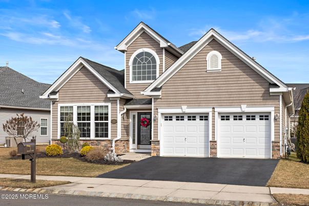 Attached, Exterior, Facade, American Craftsman