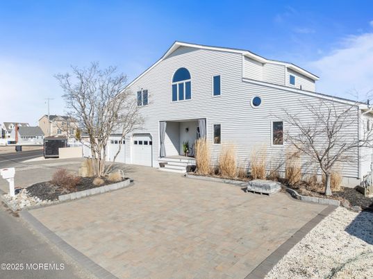 Attached, Exterior, Facade, Farmhouse