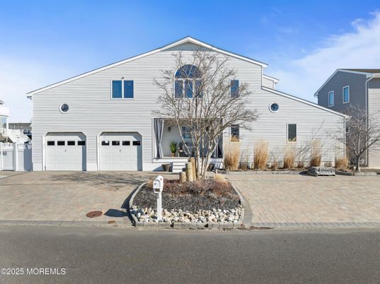 Attached, Exterior, Facade, Farmhouse