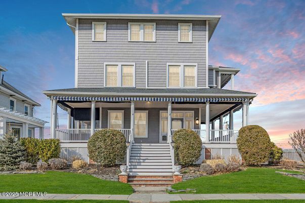 Exterior, Facade, American Foursquare