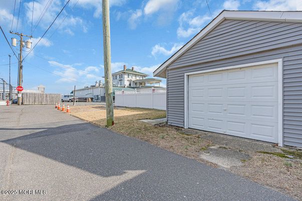 Detached Garage, Exterior