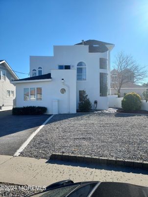 Exterior, Facade, Modern