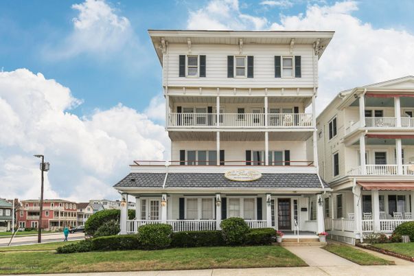 Exterior, Facade, American Foursquare