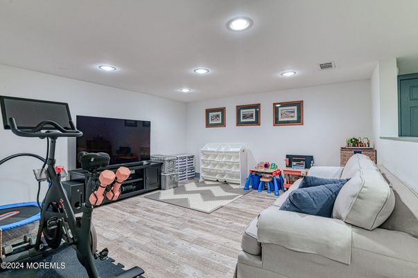 Fitness Equipment, Interior, Recessed Lighting, Wood Texture Flooring