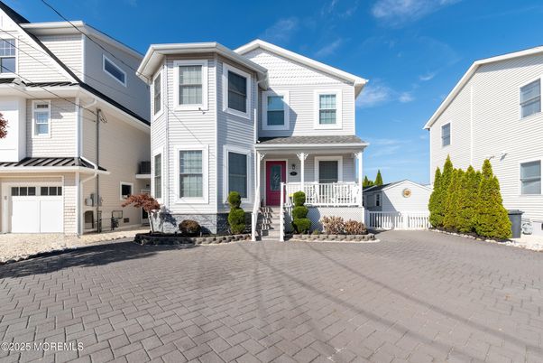 Attached, Exterior, Facade, Queen Anne Victorian
