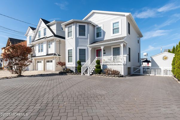 Attached, Exterior, Facade, Queen Anne Victorian