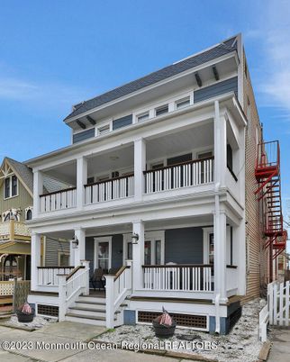 Exterior, Facade, American Foursquare