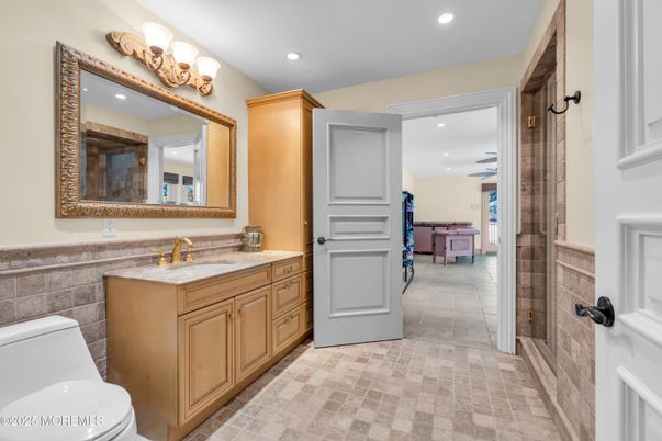 Bathroom, Dual Sink Vanities, Interior, Recessed Lighting