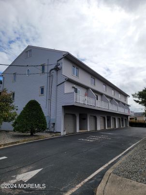 Attached, Exterior, Facade, Rowhouse