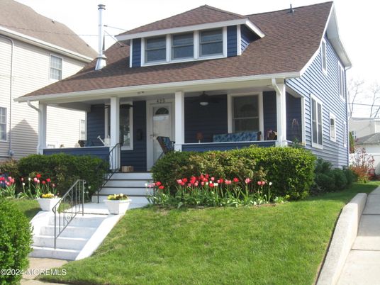 Exterior, Facade, American Foursquare