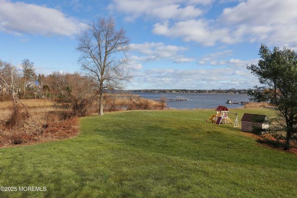 Exterior, Lake