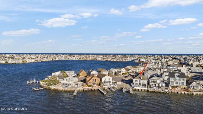 Exterior, Lake