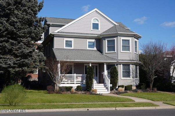 Exterior, Facade, Queen Anne Victorian