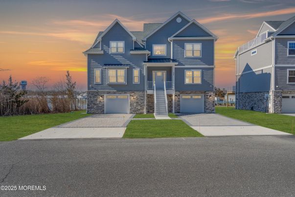 Attached, Exterior, Facade, Queen Anne Victorian
