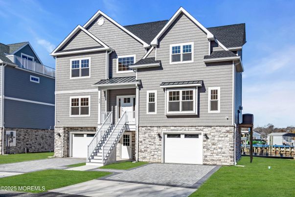 Attached, Exterior, Facade, Rowhouse