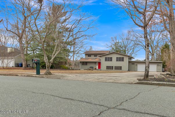 Attached, Exterior, Facade, Ranch